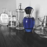 Come capire quale profumo fa per te: note, scia, durata e pelle